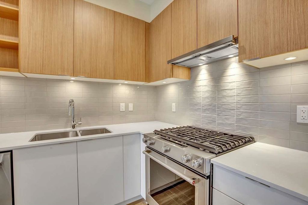 listing image 1106931794971516103
