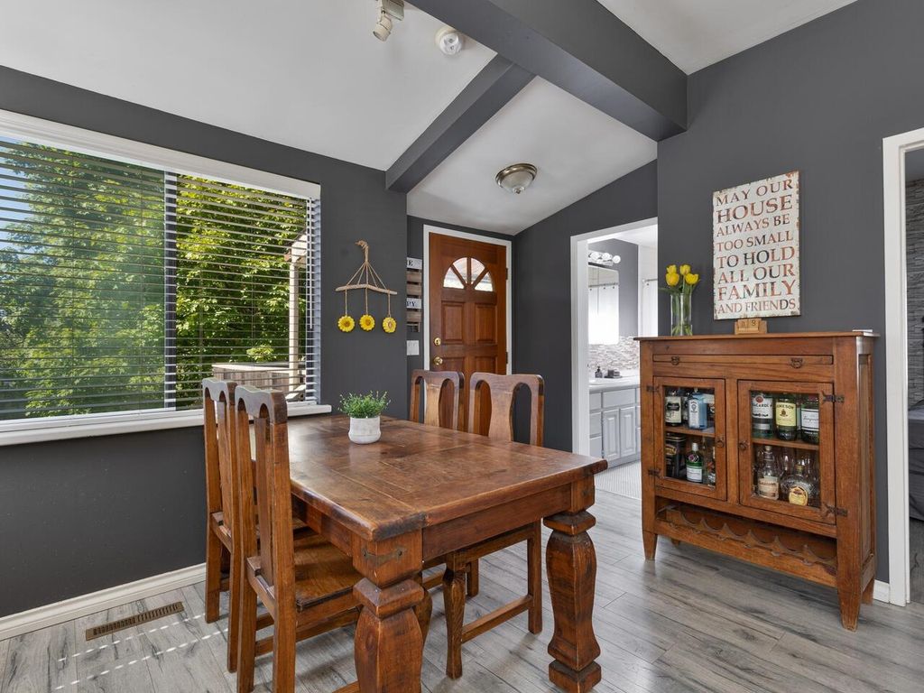 listing image 1107167453336613185
