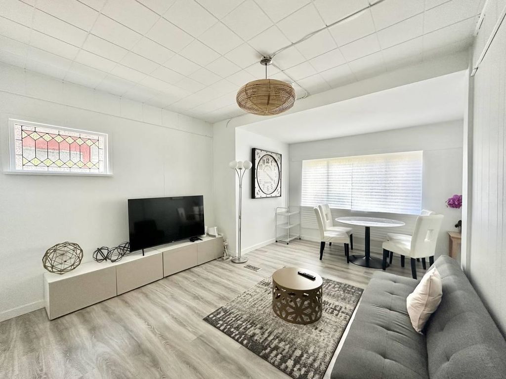 listing image 1102454245198879935
