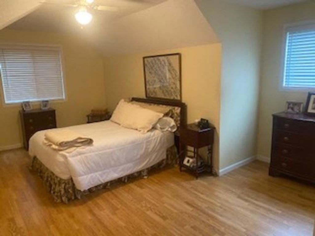 listing image 1105173873165870845