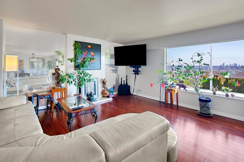 listing image 1102844380430686217