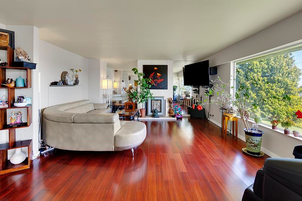 listing image 1103448800141360260