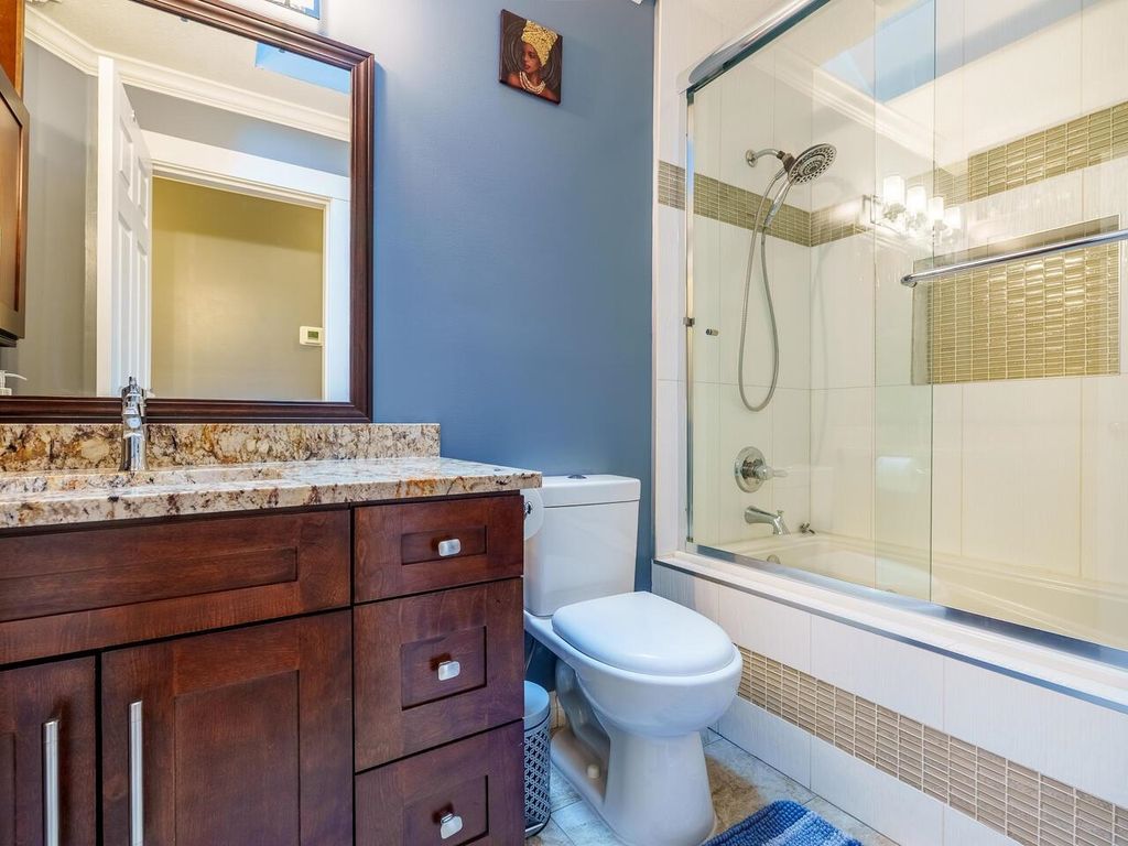 listing image 1105993702701336642