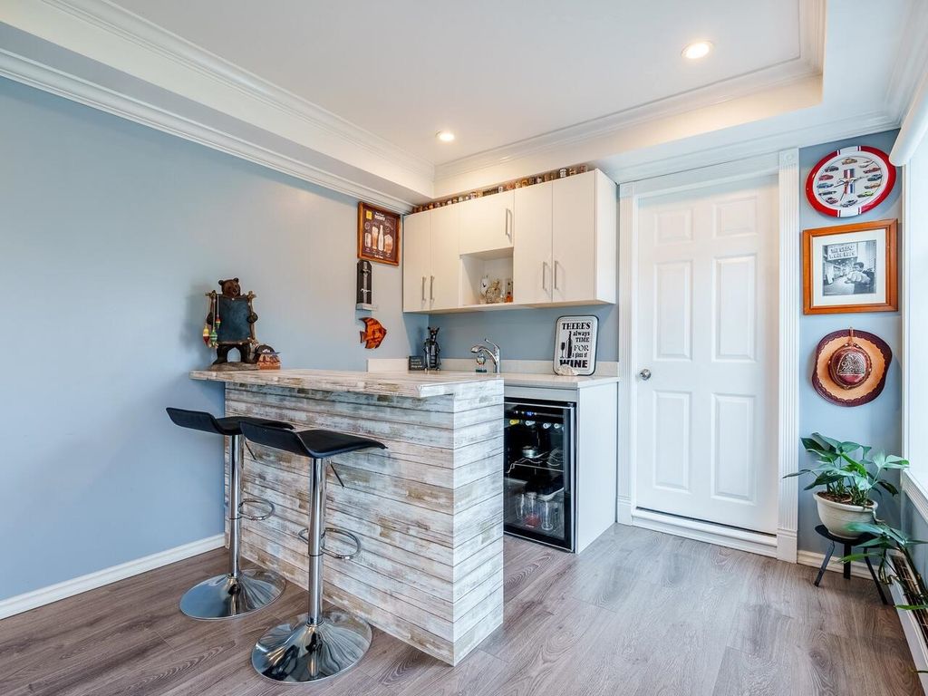 listing image 1106478315130255858