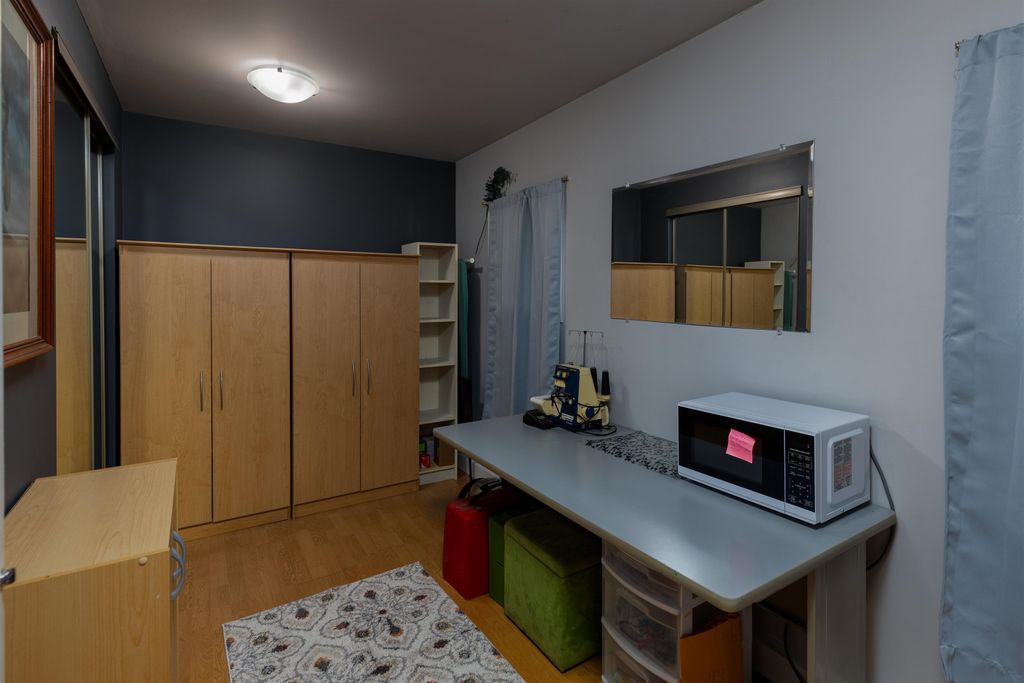 listing image 1106932164396394879