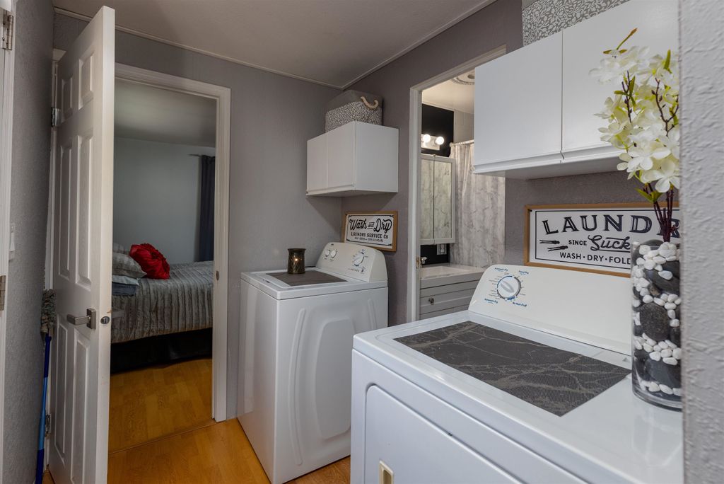 listing image 1107813790403180592