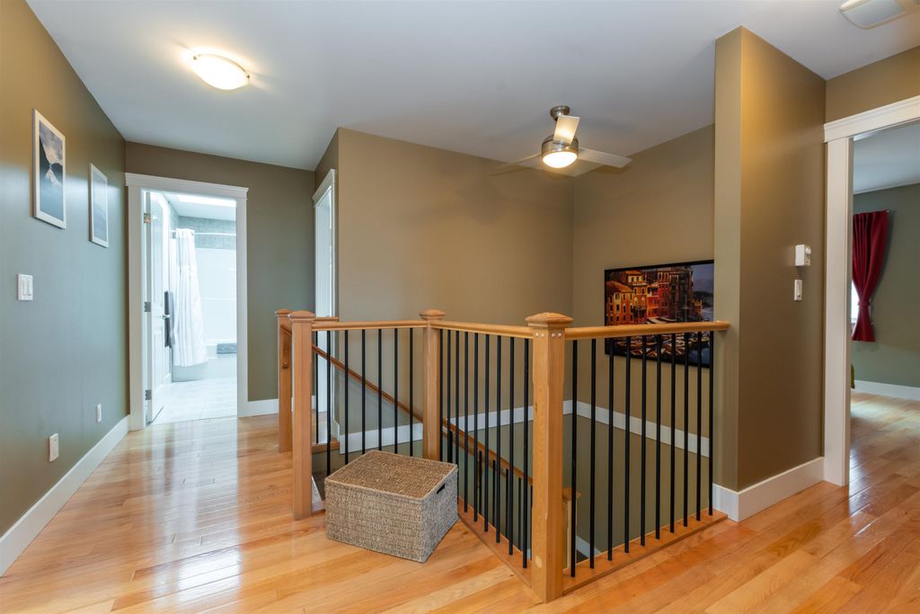 listing image 1101379385989228804