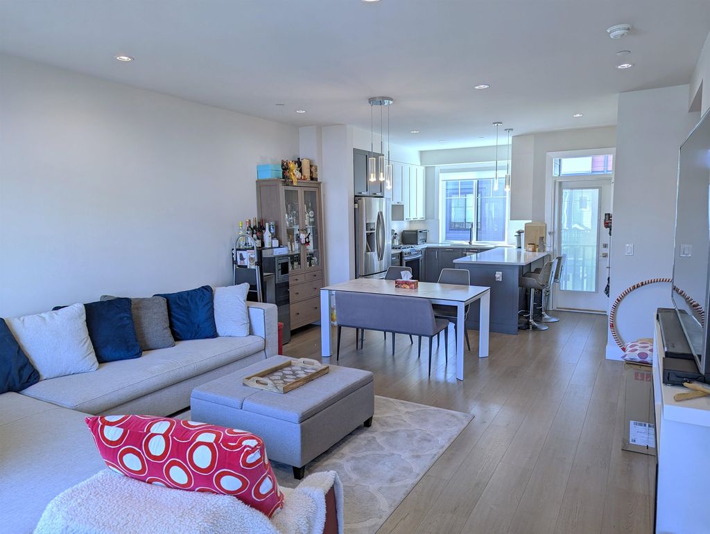 listing image 1101675421305488026