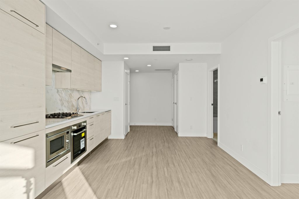 listing image 1104213904143838970