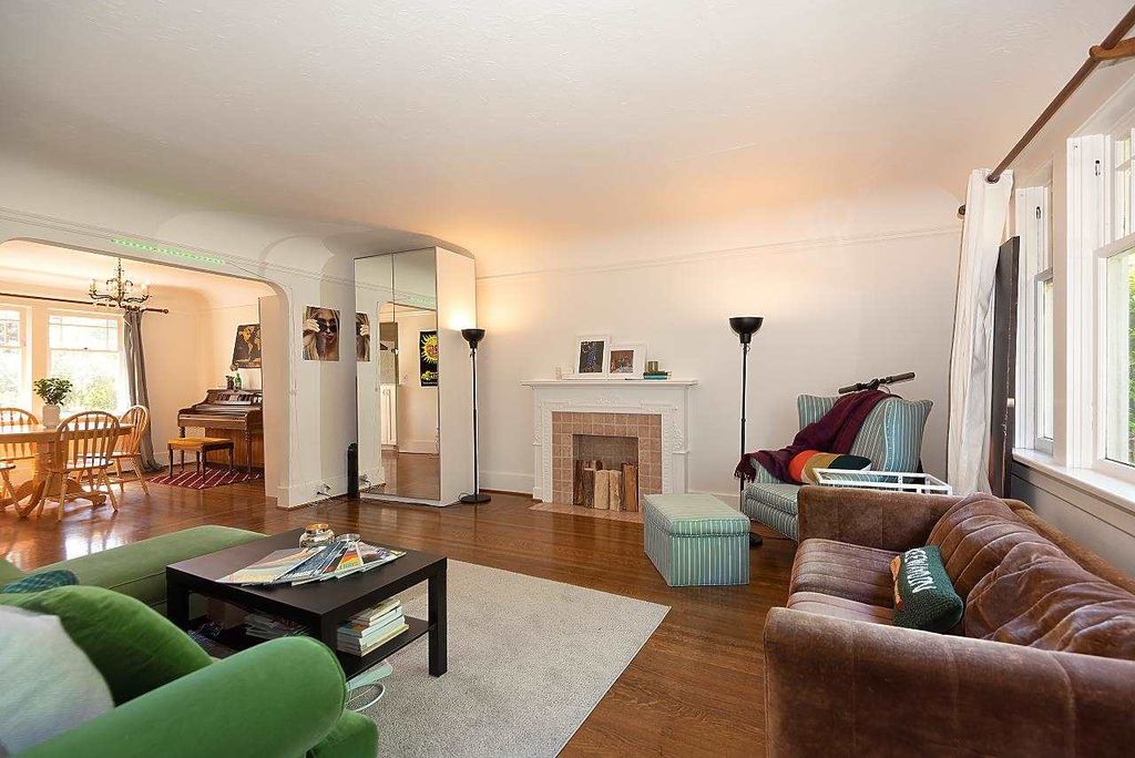 listing image 1100800232731580161