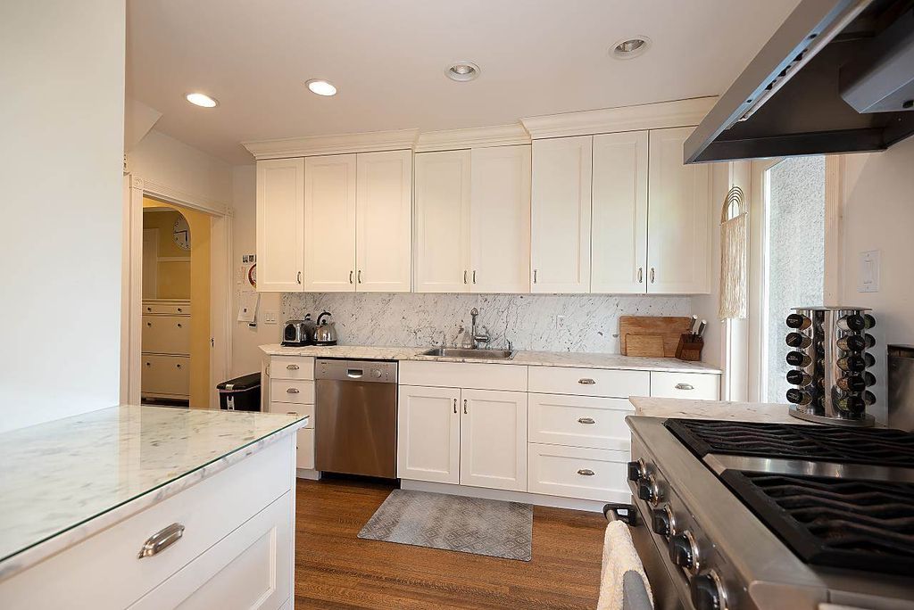 listing image 1102906918333701831