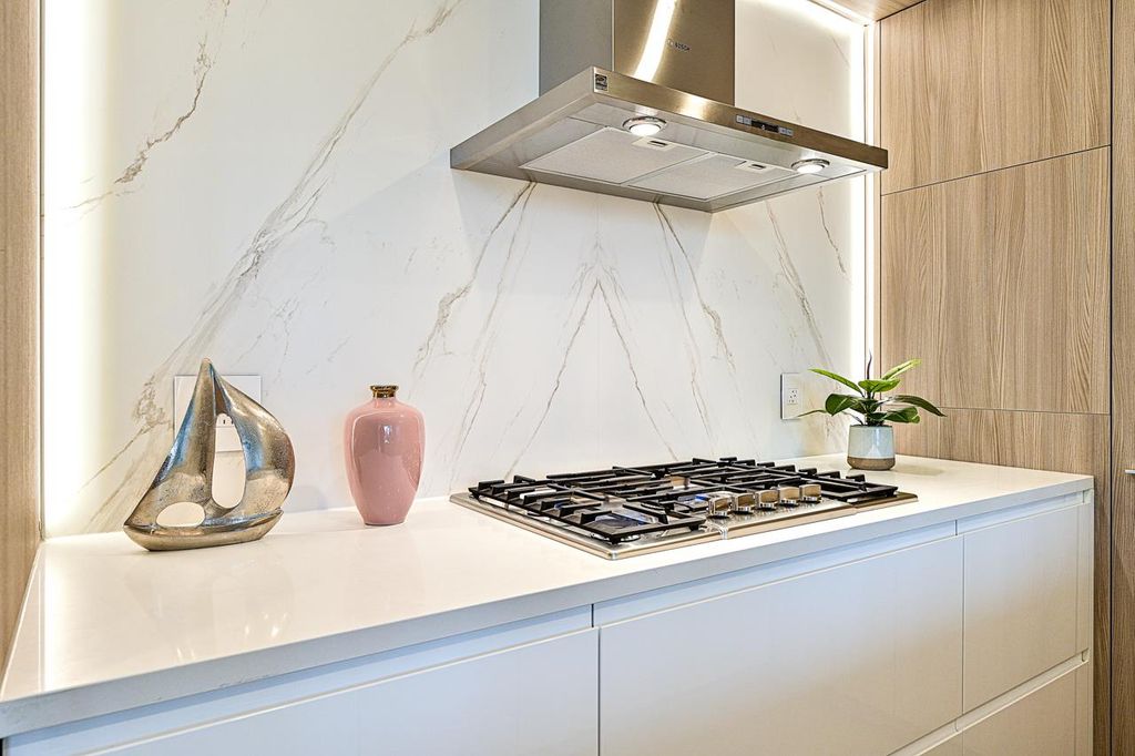 listing image 1108264810119103105