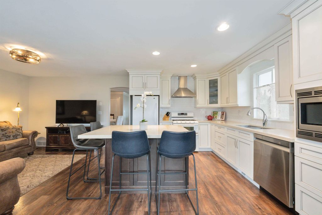 listing image 1109895906082418026