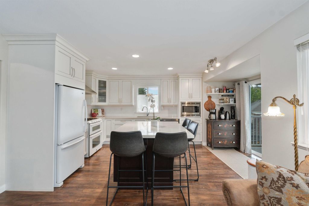 listing image 1106236234865265391