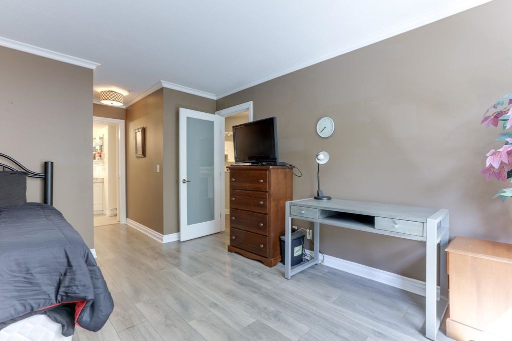 listing image 1109683779886624576