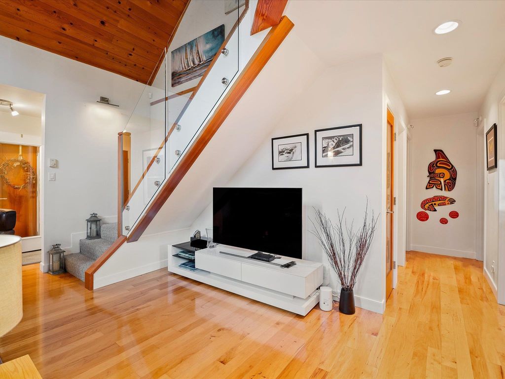listing image 1106914675424060735