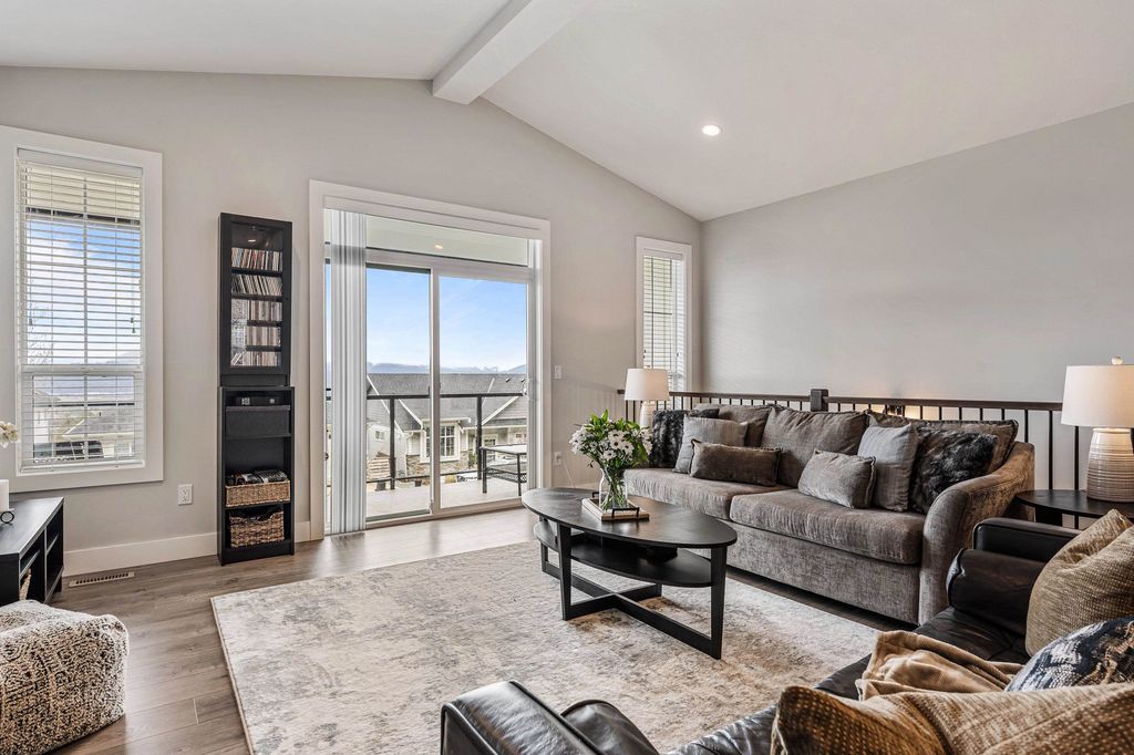 listing image 1105427297393014210