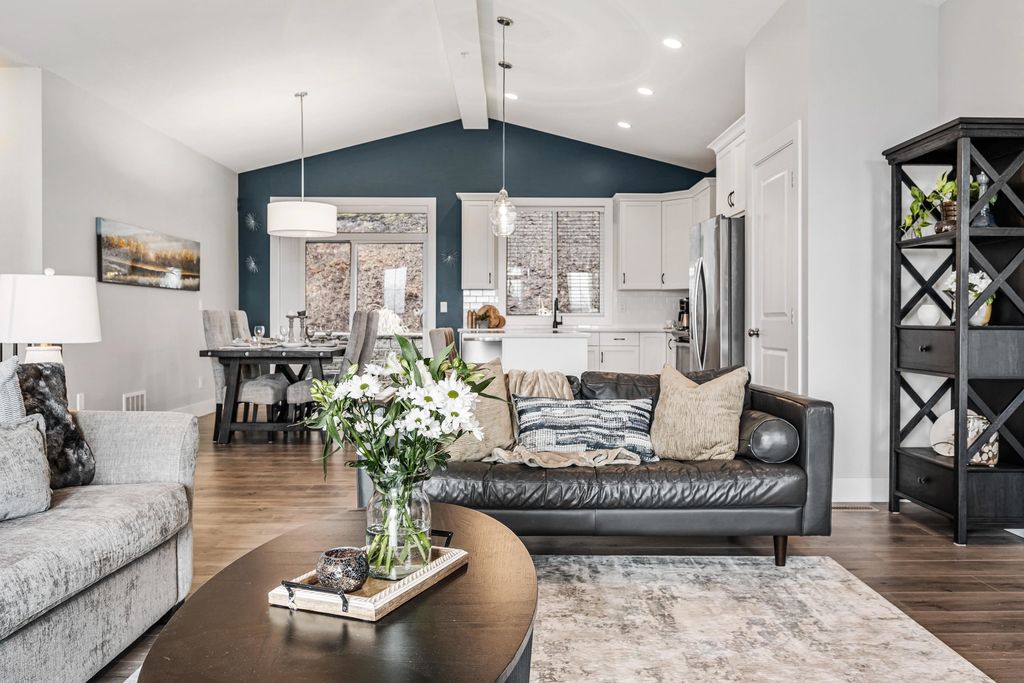 listing image 1108272834395571202