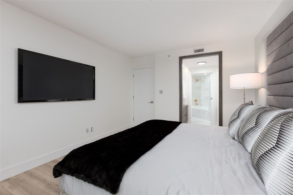 listing image 1106954732071453705