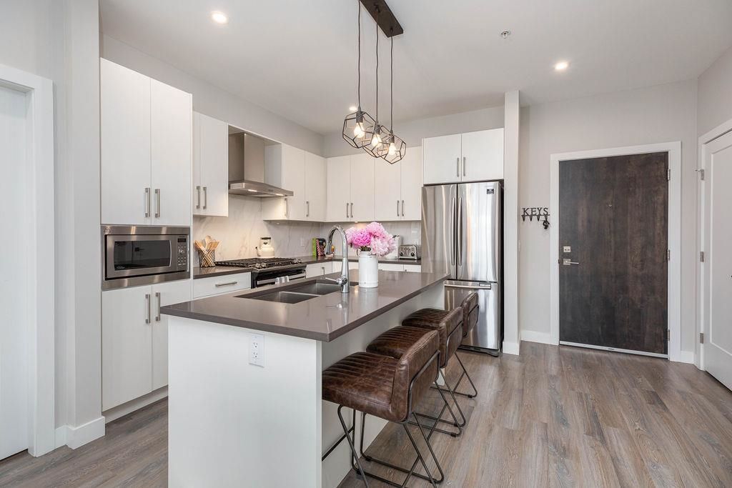 listing image 1104330188354952643