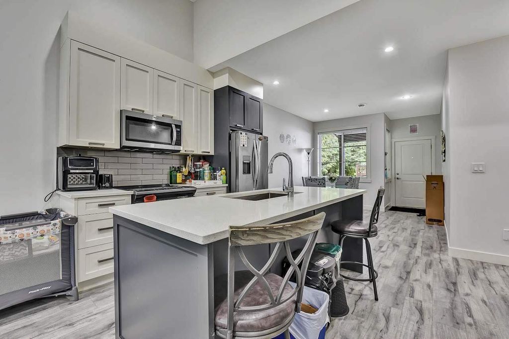 listing image 1106946937880421235