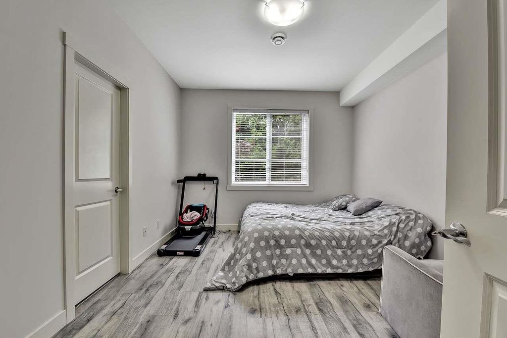 listing image 1105198916246808896