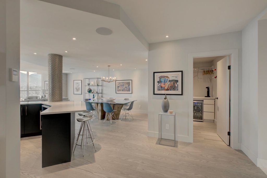 listing image 1104128193649867793