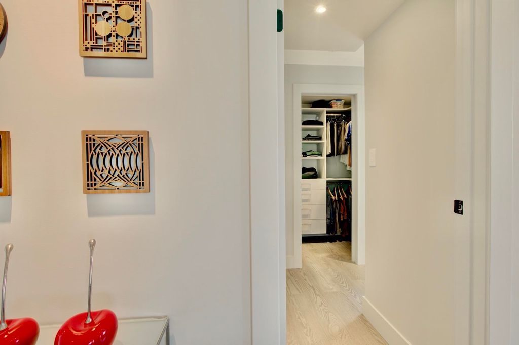 listing image 1106079133470918497