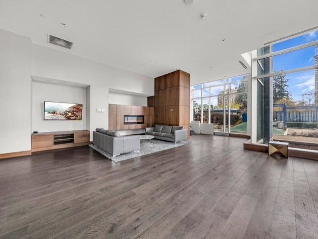 listing image 1104449348122699779