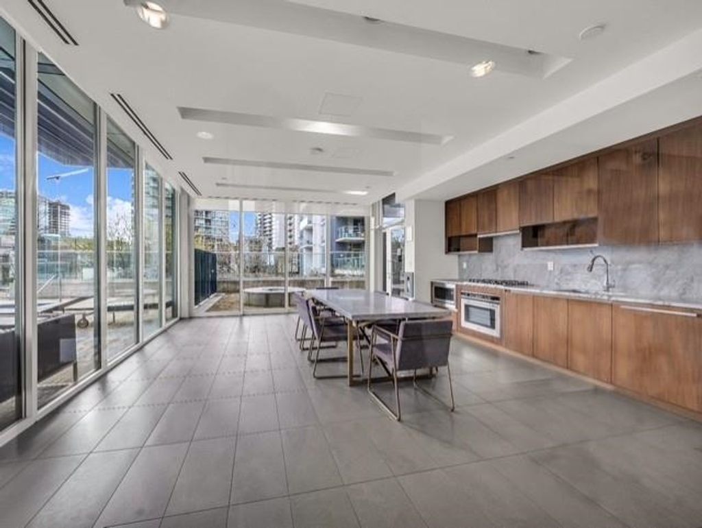 listing image 1104937302632336574