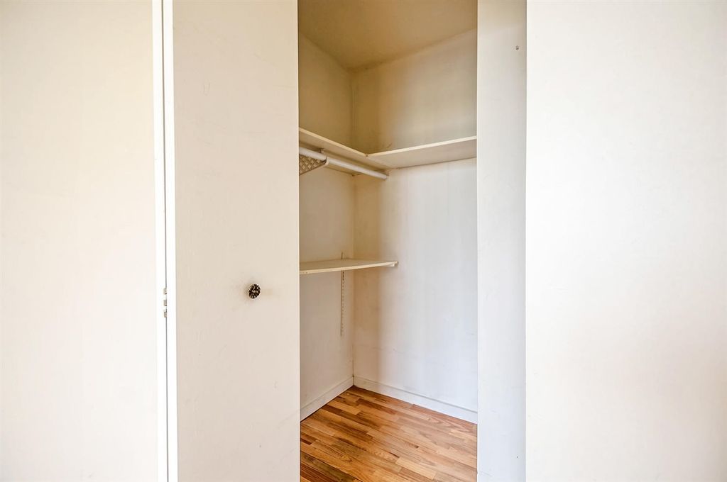 listing image 1103458525526562144