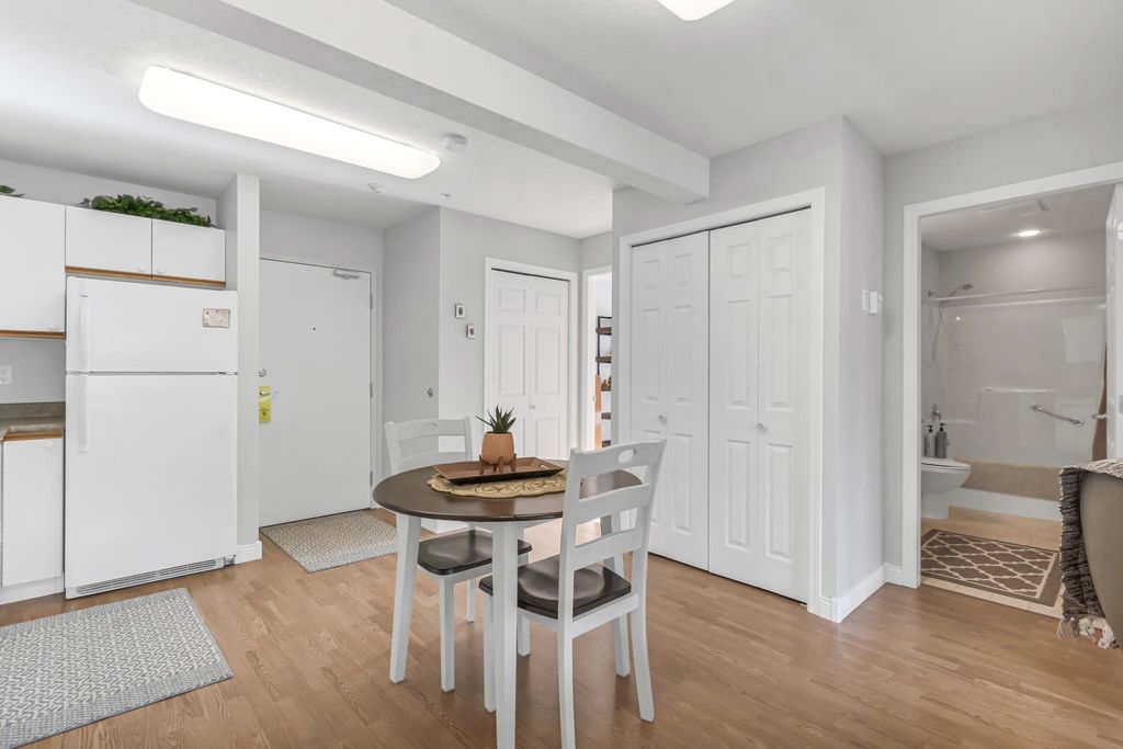 listing image 1104672490278964157
