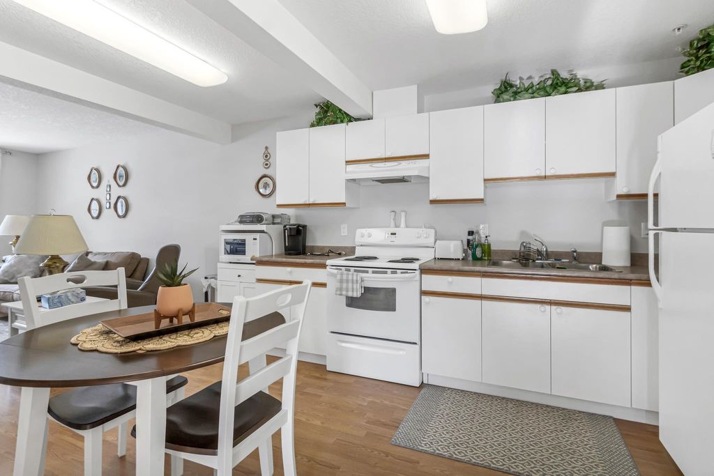 listing image 1108303081080035073