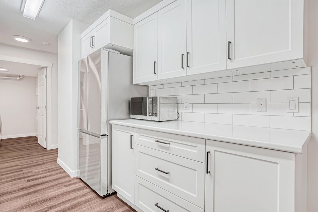listing image 1102599730598169165