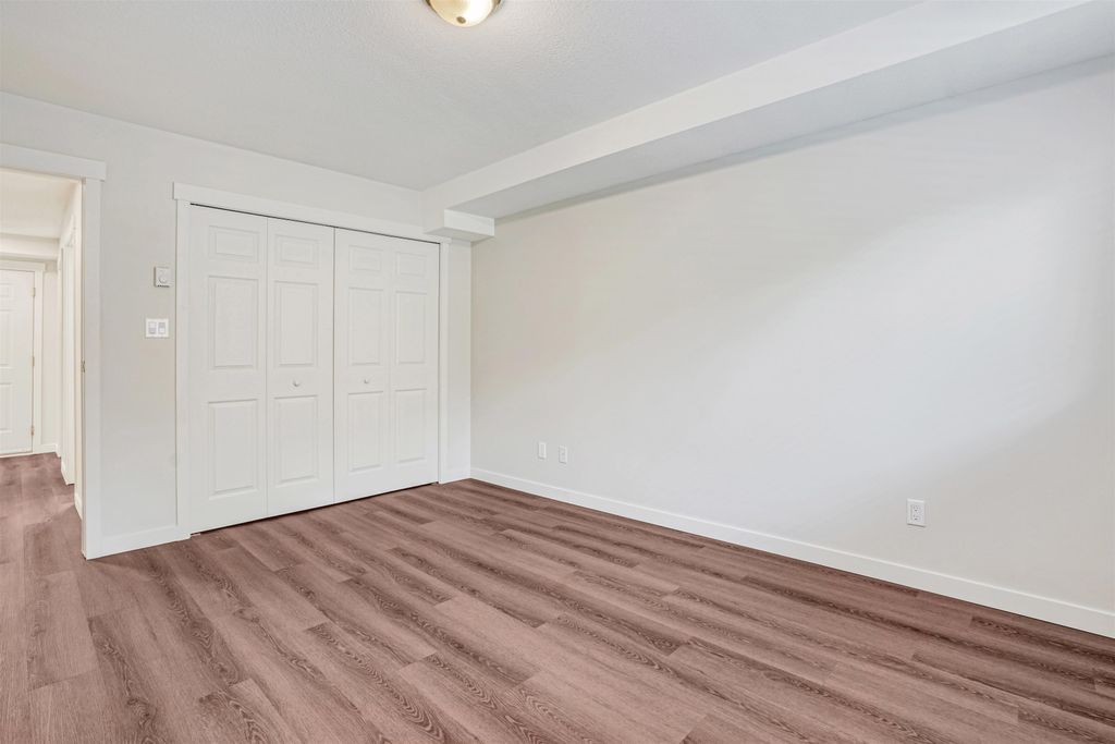 listing image 1104684106172456448