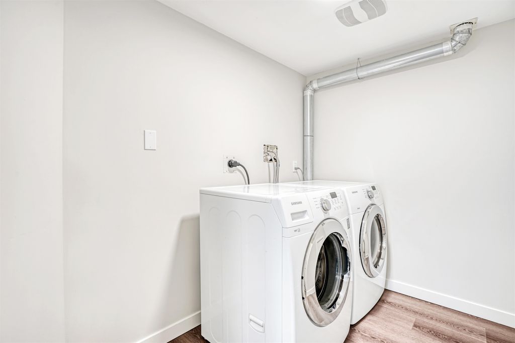 listing image 1102409750775676580