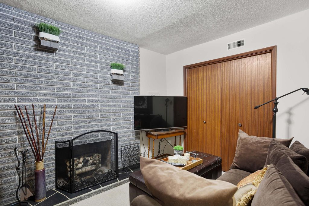 listing image 1109609430926002587