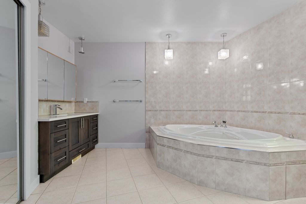 listing image 1107125024567826239