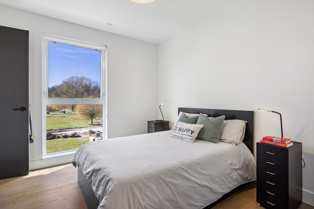 listing image 1104578942461031375