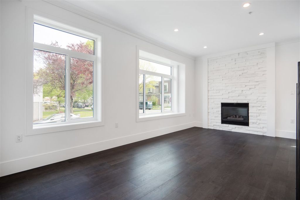 listing image 1104292108886161217