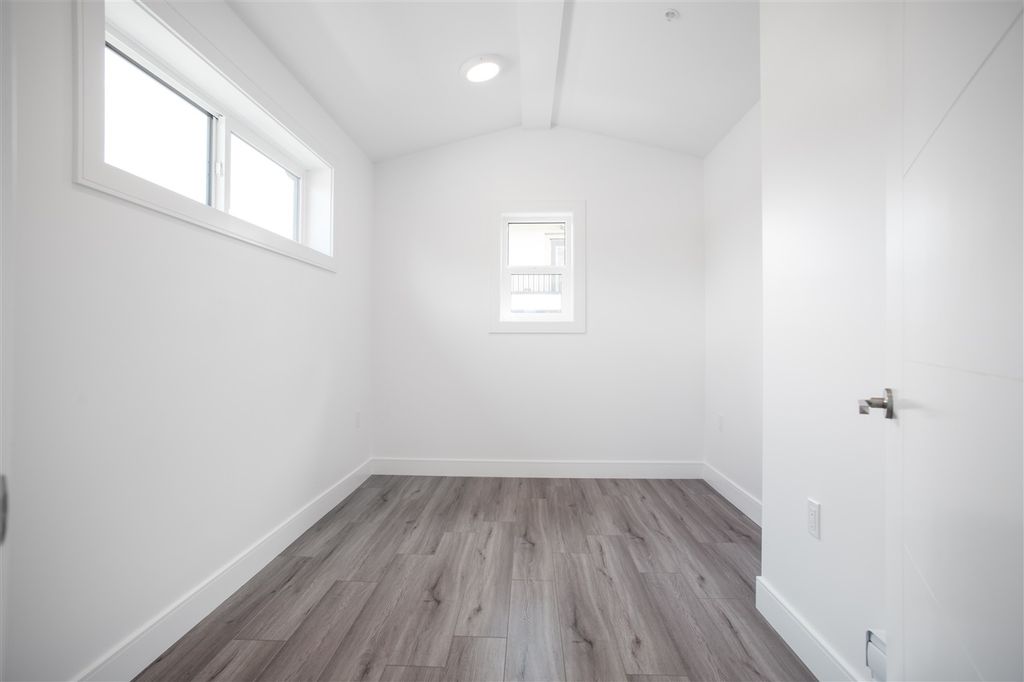 listing image 1104478687461703822