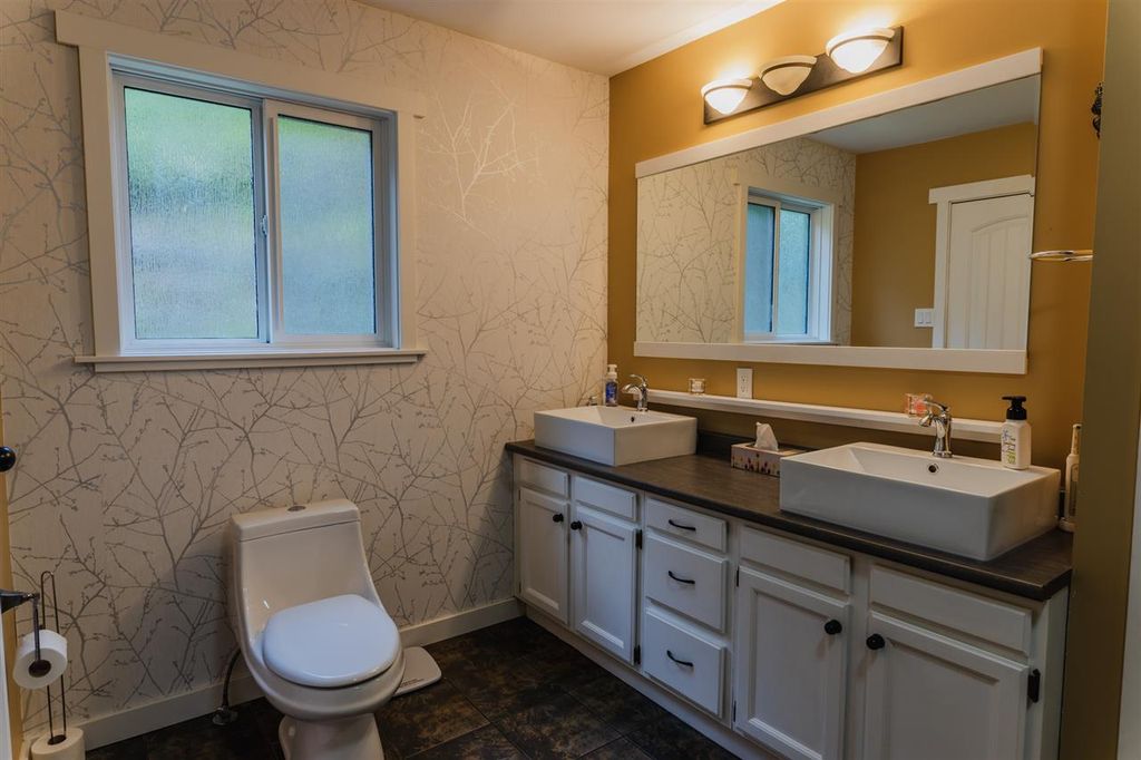 listing image 1106360211170193857