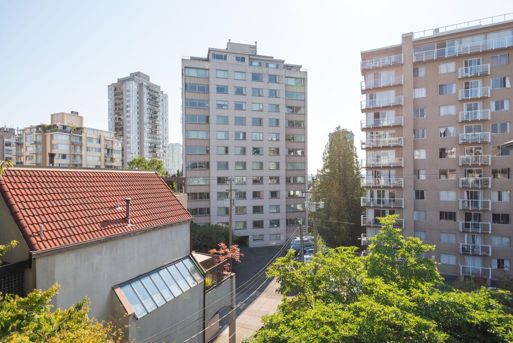 listing image 1107493601404856642