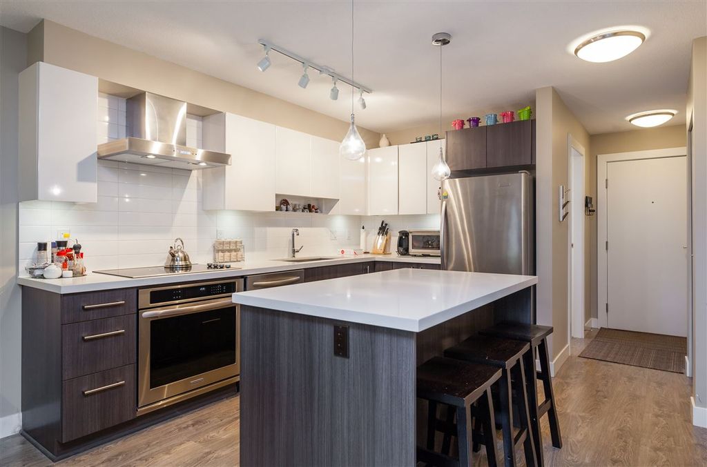 listing image 1102993583594864896