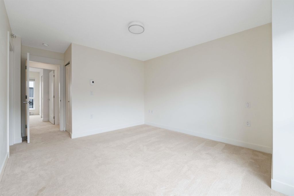listing image 1109776415558015168
