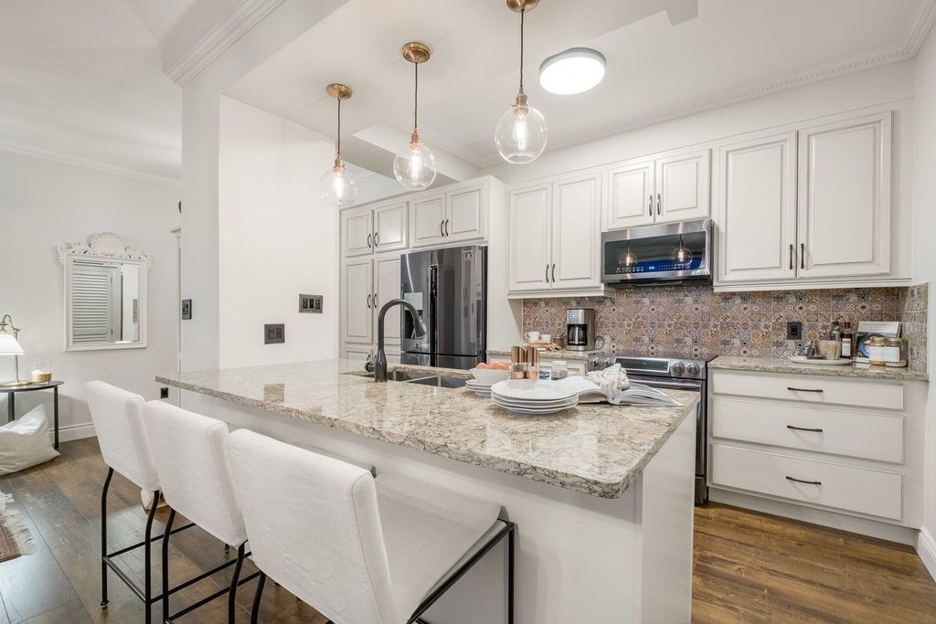 listing image 1102628497612764180