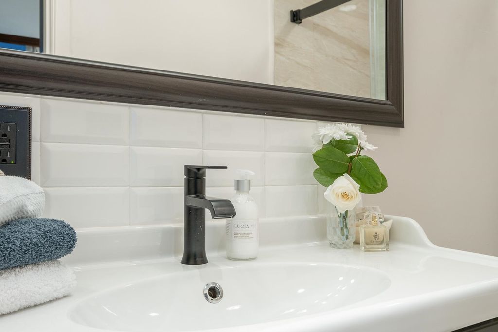 listing image 1103915456385442272