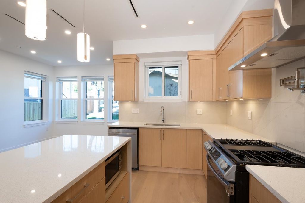 listing image 1102024176601173248