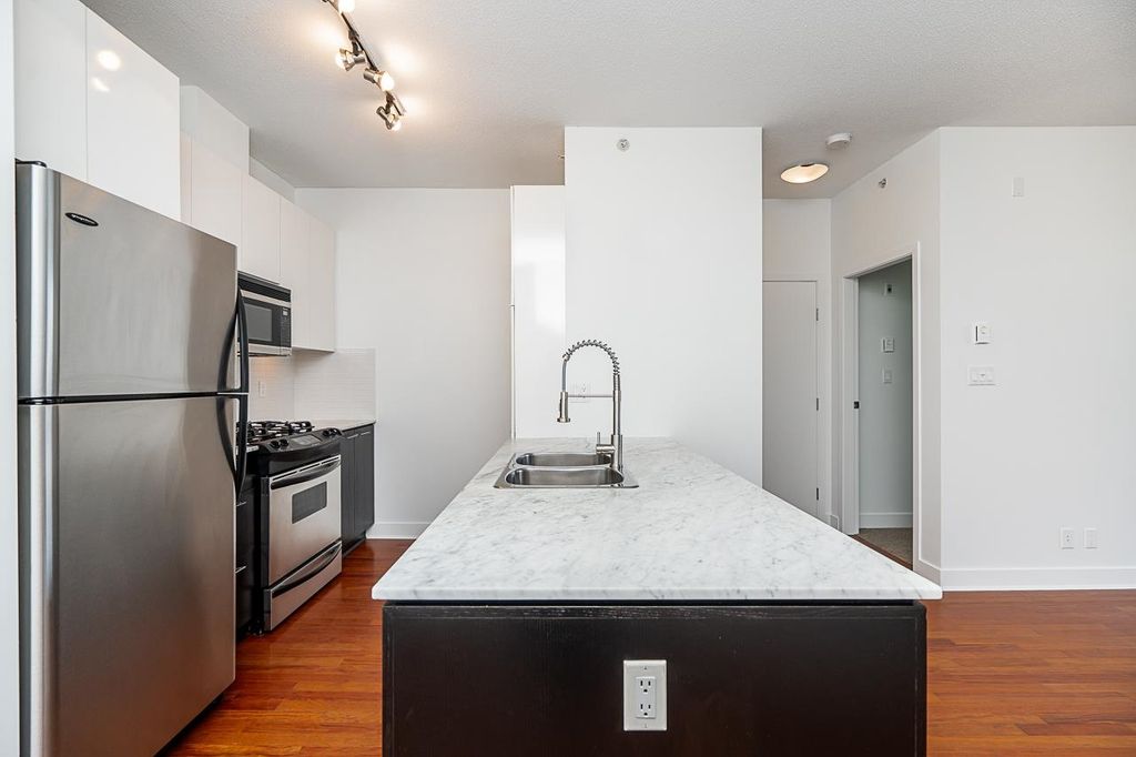 listing image 1100041381367626337