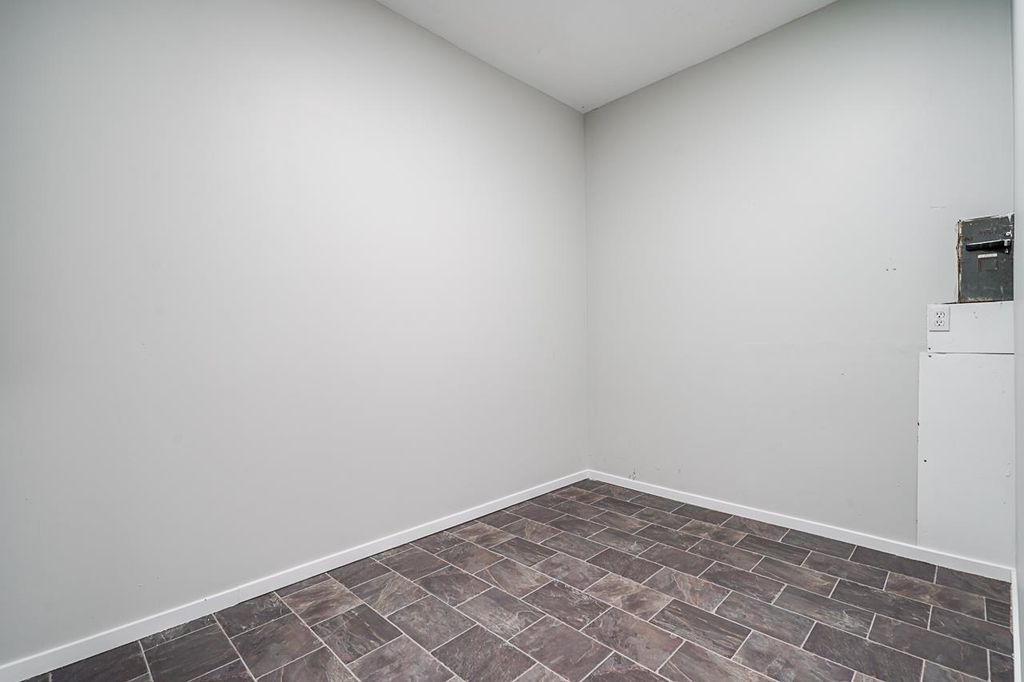 listing image 1100720087119322881